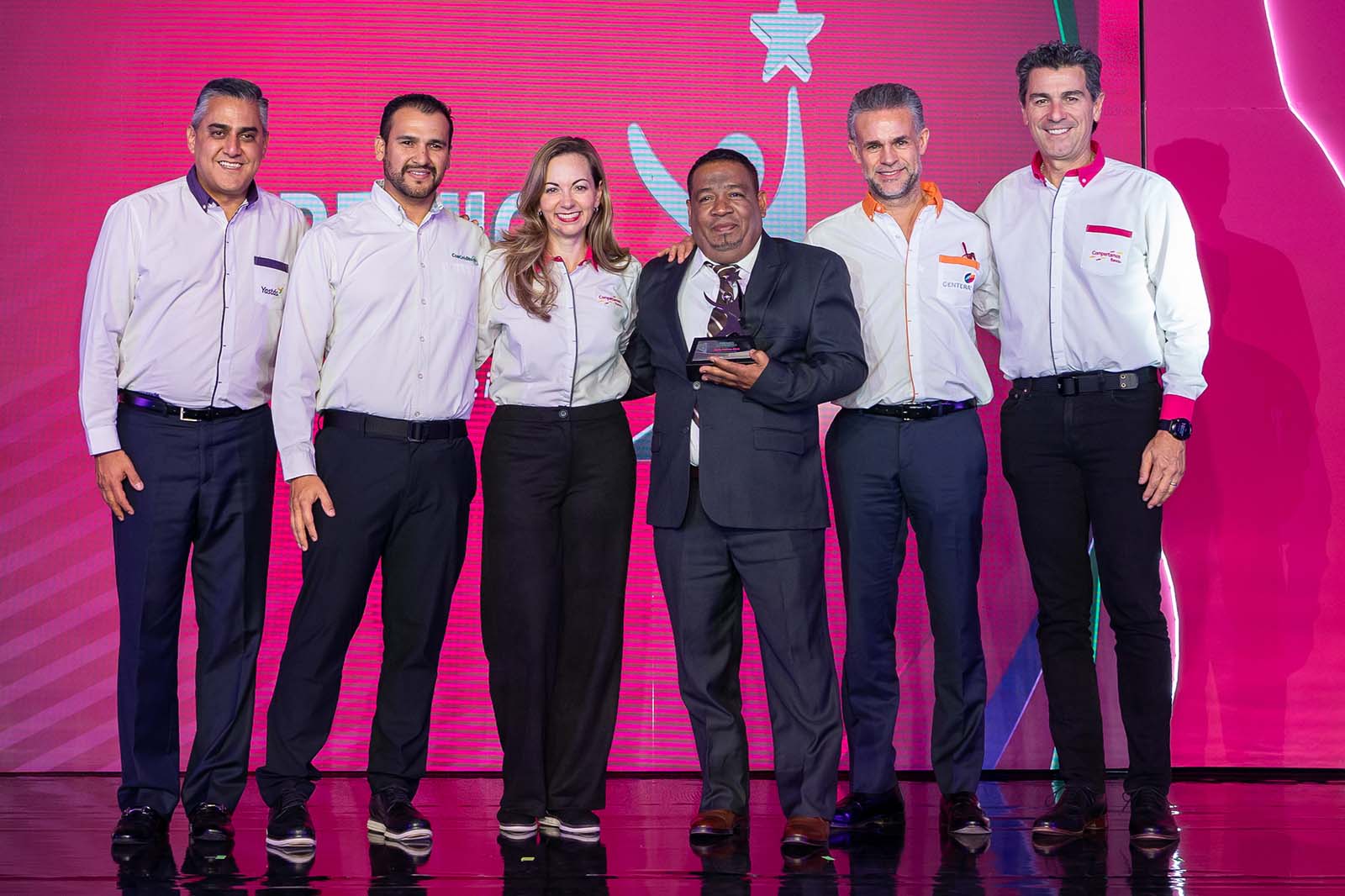 Julio Molina en premiación organizado por Compartamos Banco para premiar emprendedores.