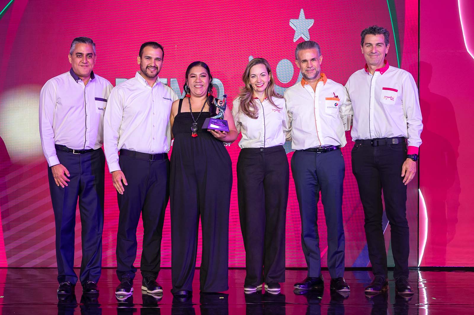 Magali Pedro con su trofeo en el escenario del Premio Emprendedores 2024.