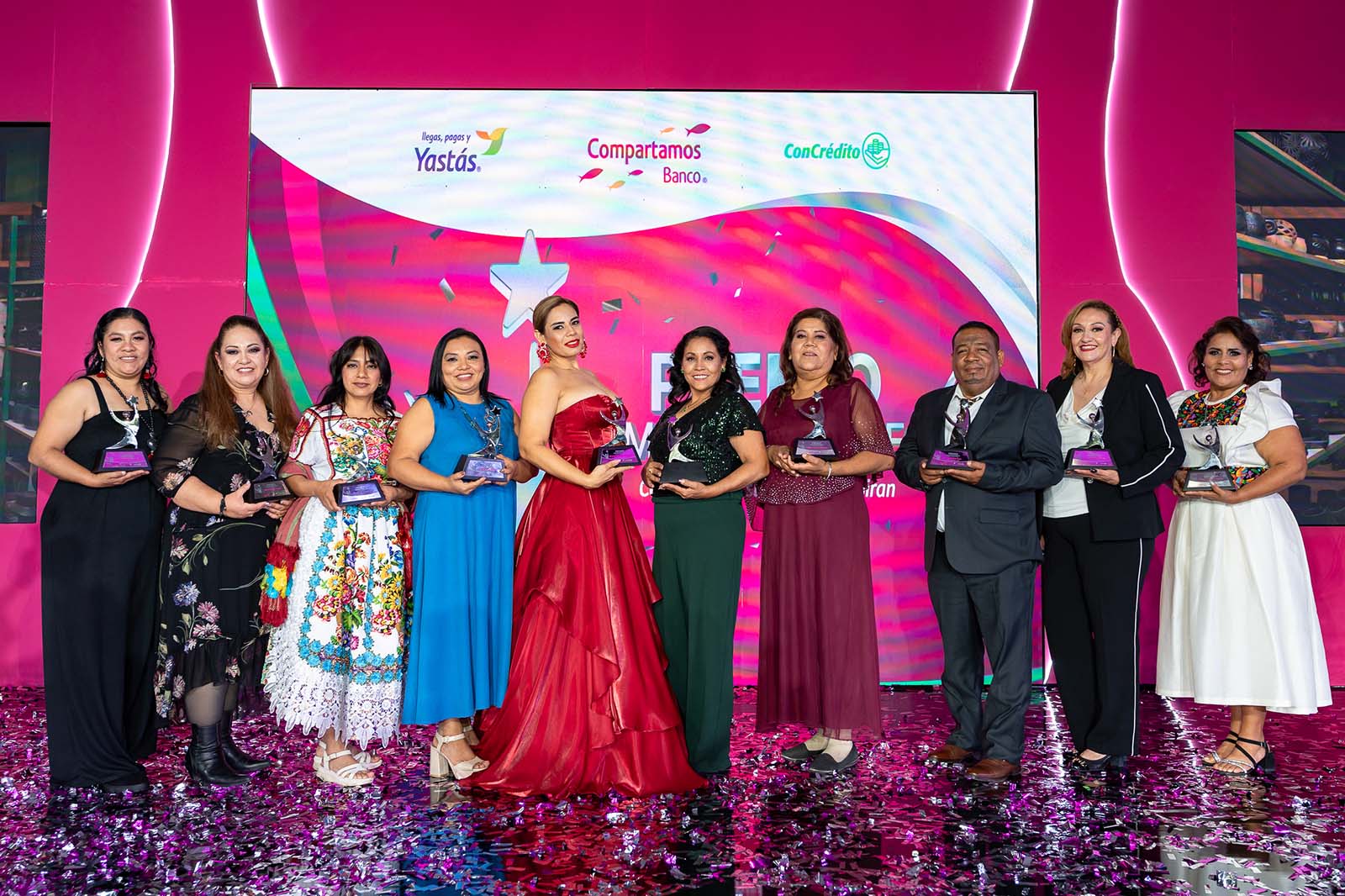 Finalistas celebrando sus reconocimientos en el Premio Emprendedores 2024.