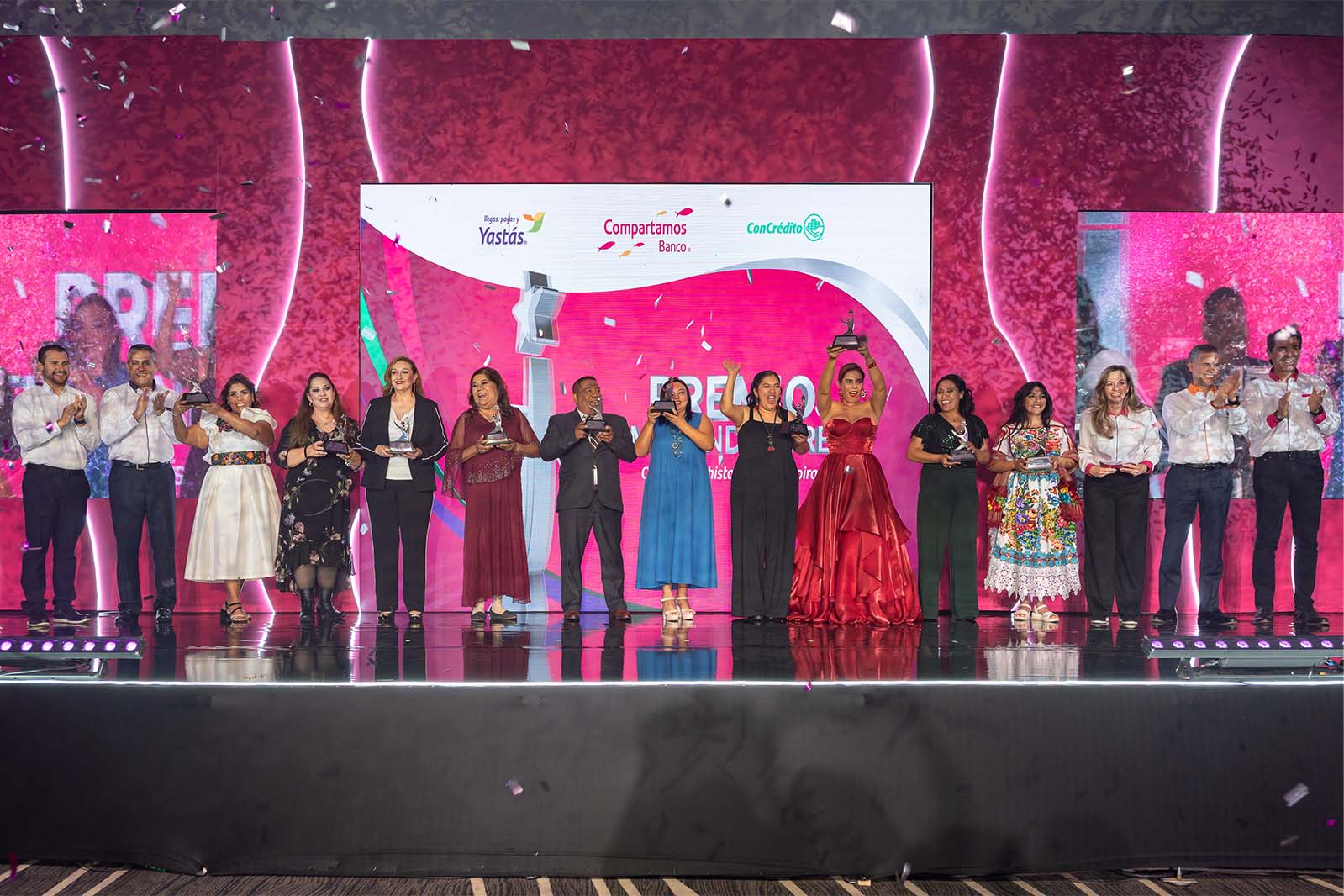 Escenario con ganadores celebrando el Premio Emprendedores 2024.