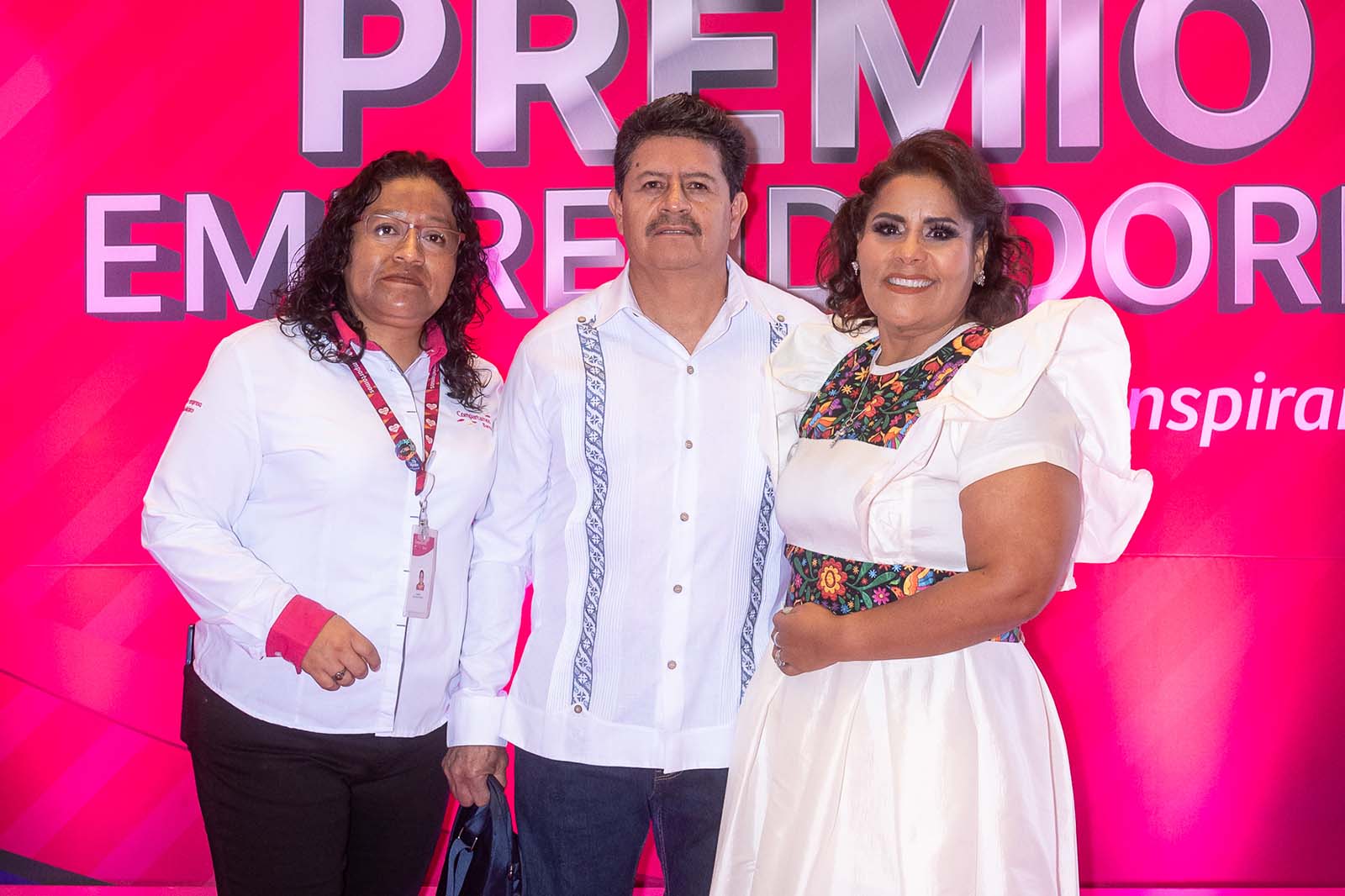 Patricia Beltrán posando frente al logotipo del Premio Emprendedores 2024.