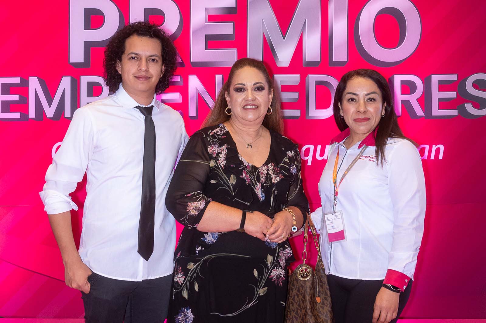 Petra Godoy en el evento del Premio Emprendedores con su reconocimiento.