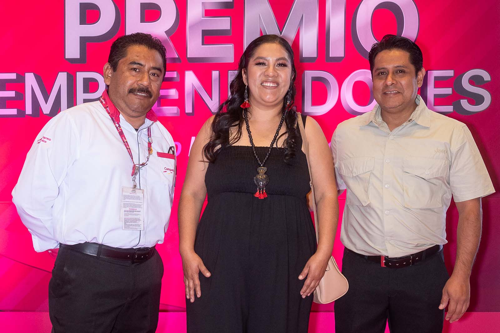 Magali Pedro posando tras la ceremonia del Premio Emprendedores 2024.