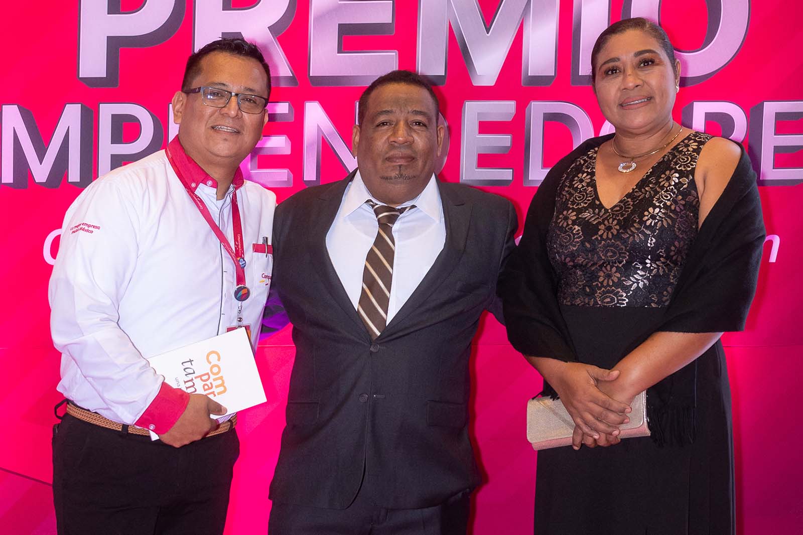 Julio Molina acompañado de asistentes en la ceremonia de premiación.