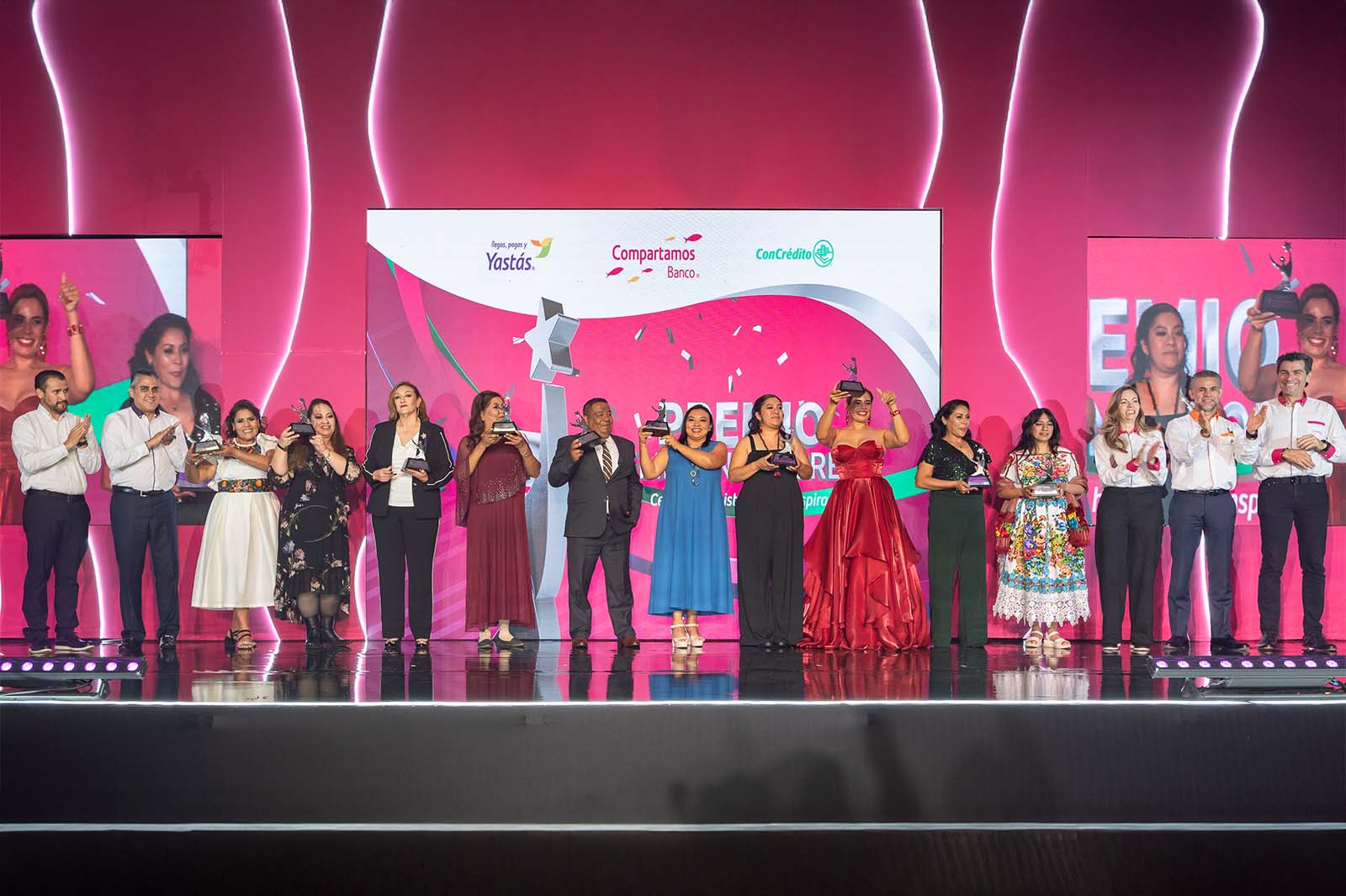 Finalistas del Premio Emprendedores 2024 mostrando trofeos.