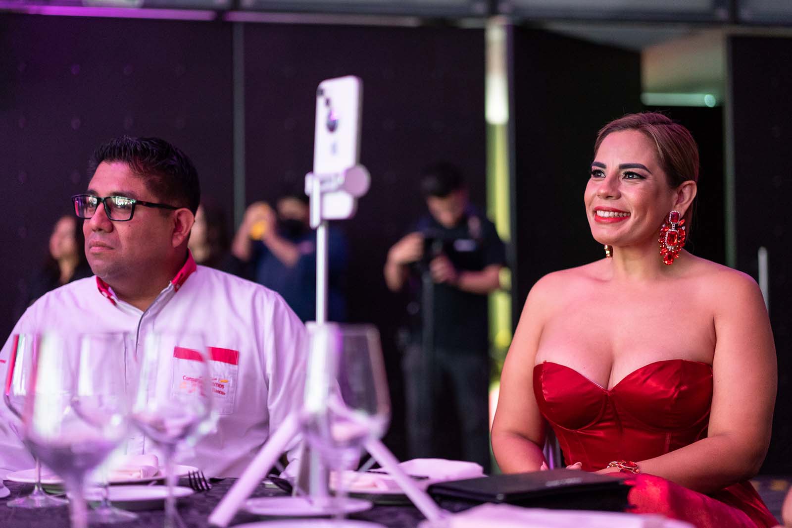 Divvani Lizárraga sonriente en el público en el evento del Premio Emprendedores 2024.