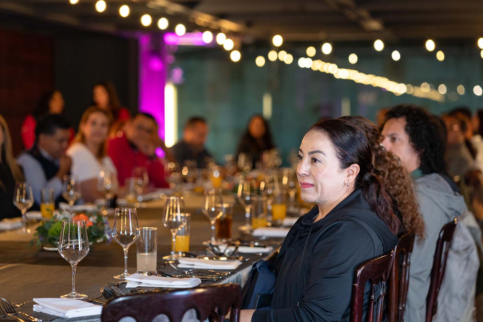 Asistentes atentos en el banquete del Premio Emprendedores 2024.