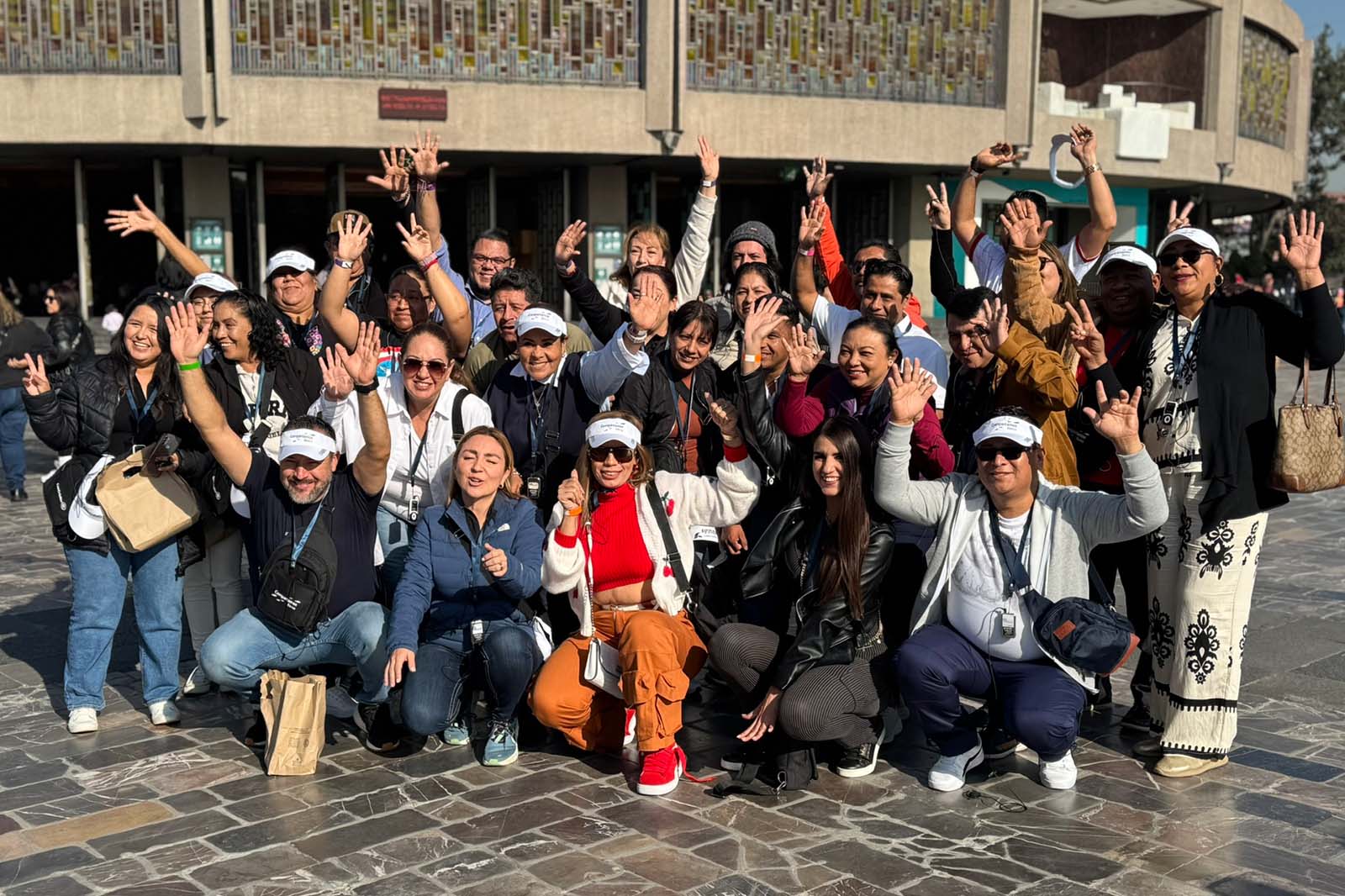 Grupo de emprendedores posando frente a la Basílica de Guadalupe.