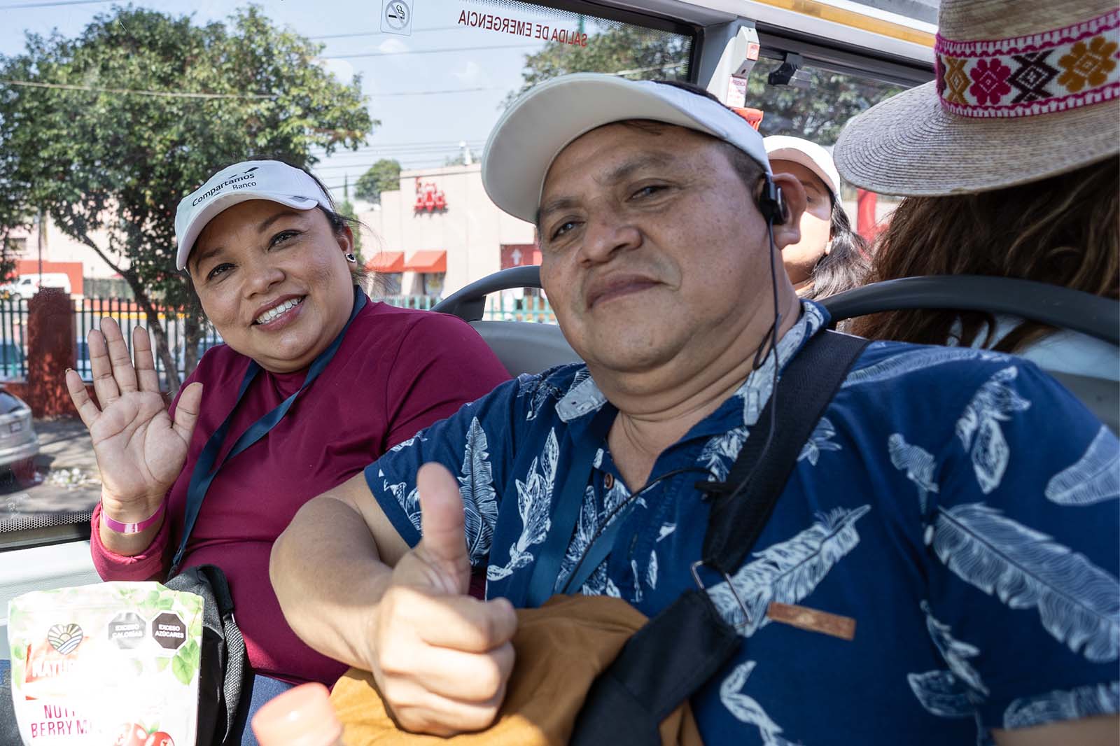 Yadira Tziu disfrutando de un recorrido en autobús turístico.