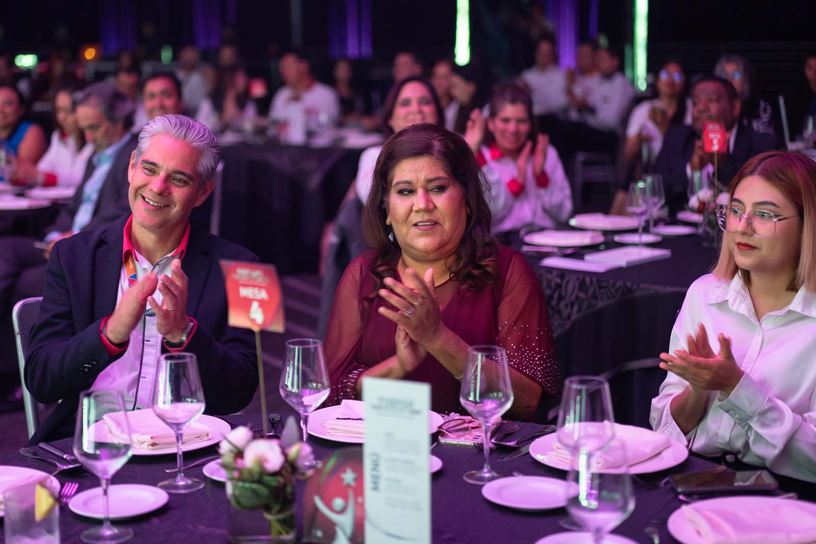 Público aplaudiendo en la ceremonia del Premio Emprendedores 2024.