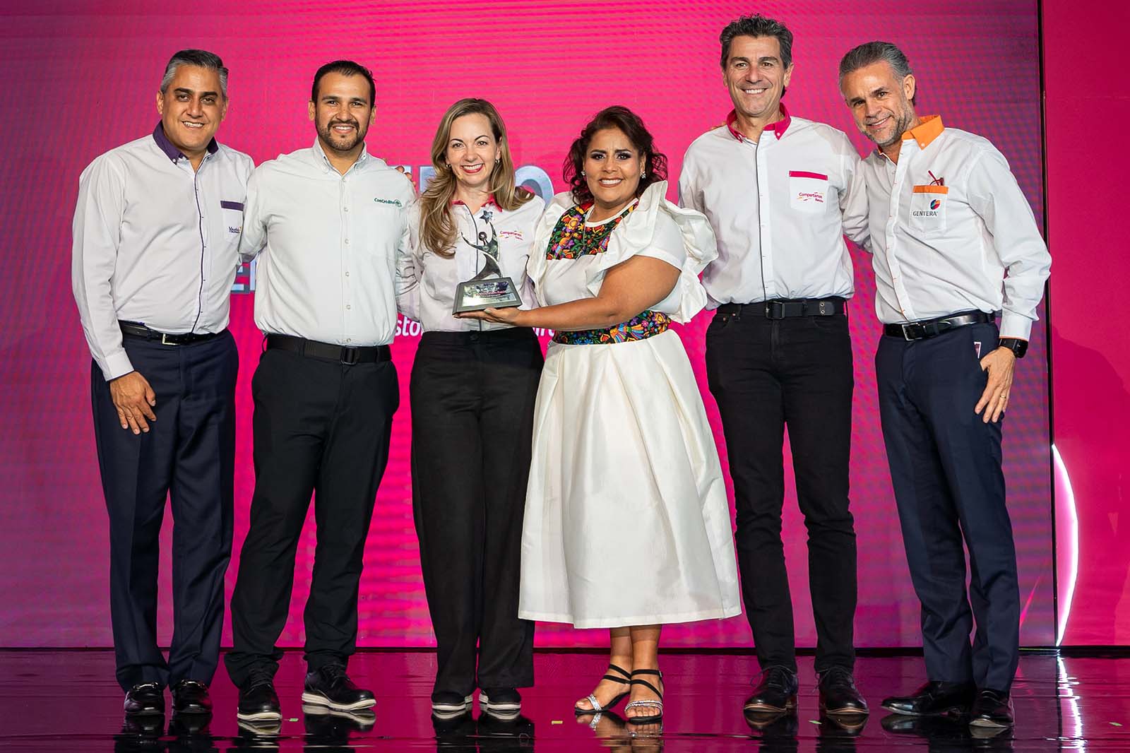 Patricia Beltrán ganadora con su trofeo en el Premio Emprendedores 2024.
