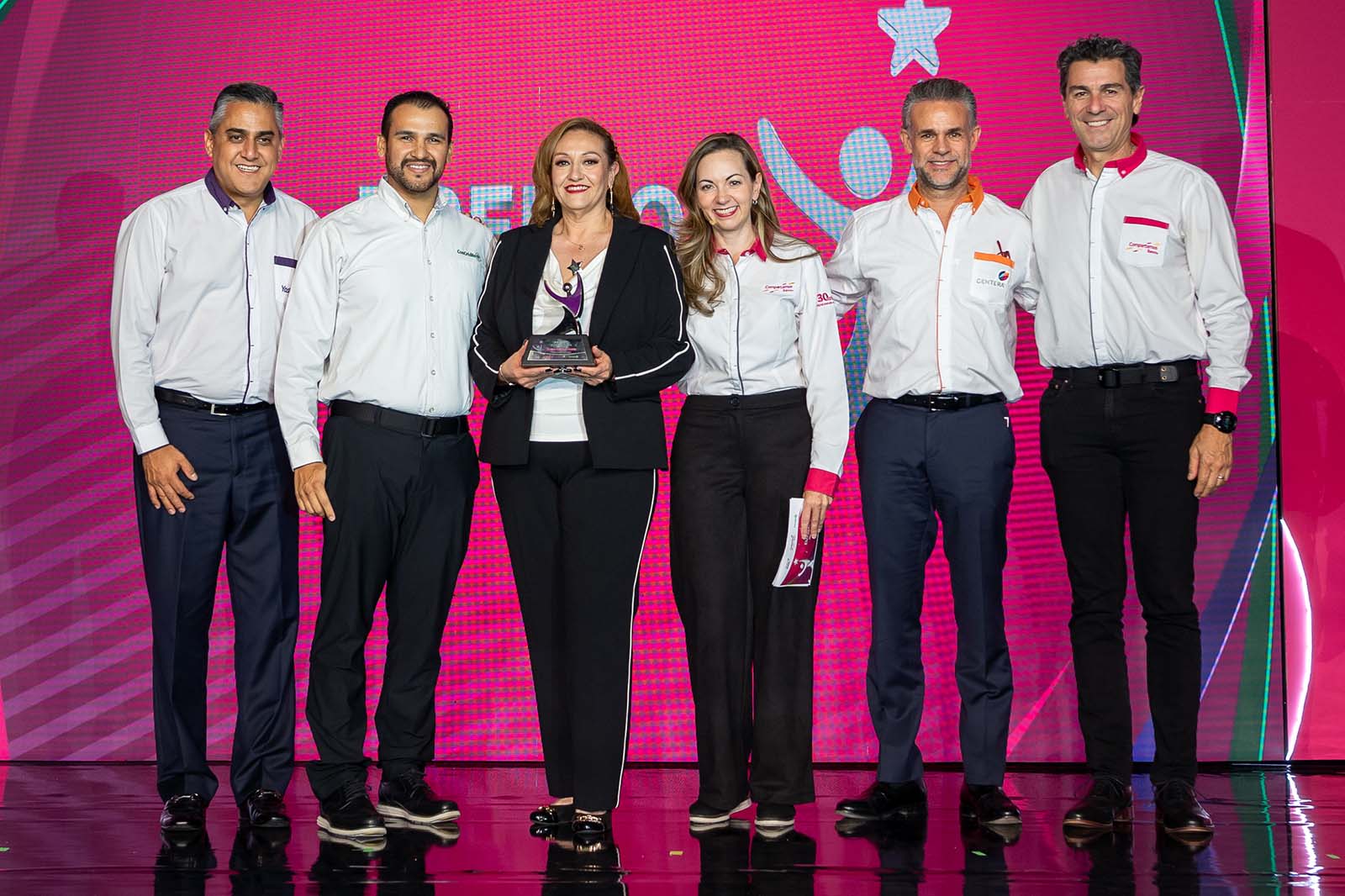 Petra Godoy ganadora del Premio Emprendedores 2024 en el escenario.