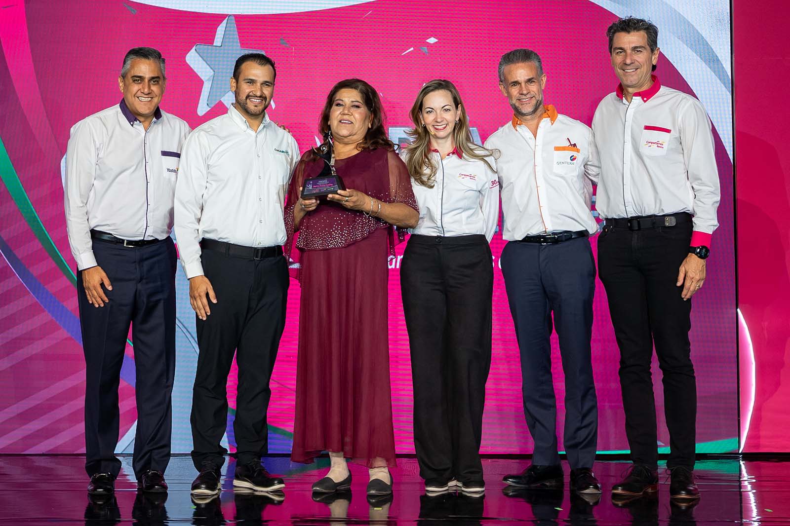Martha Ávalos recibiendo reconocimiento tras ganar el Premio Emprendedores 2024.