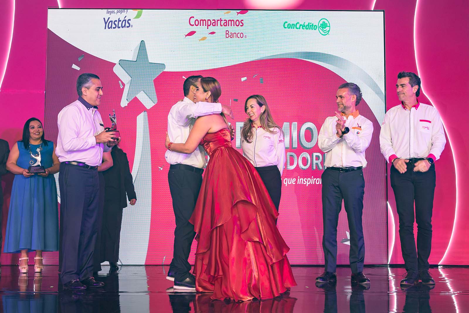 Reconocimiento a historias de éxito en el Premio Emprendedores 2024.