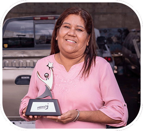 Martha Ávalos reconocida en 2024, con trofeo de premio emprendedores.