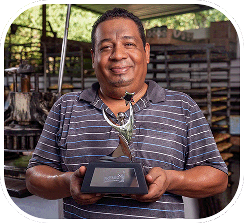 Julio Molina ganador del Premio Emprendedores 2024, con trofeo dueño de panadería.