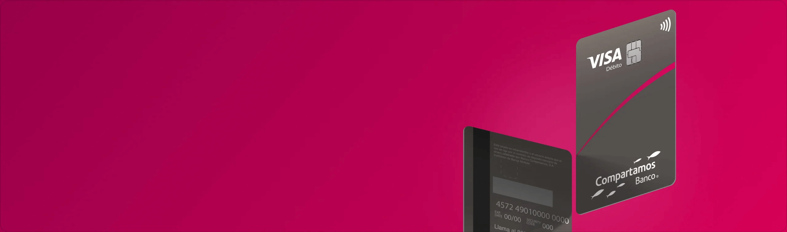 Señorita feliz sosteniendo tarjeta compartamos y móvil