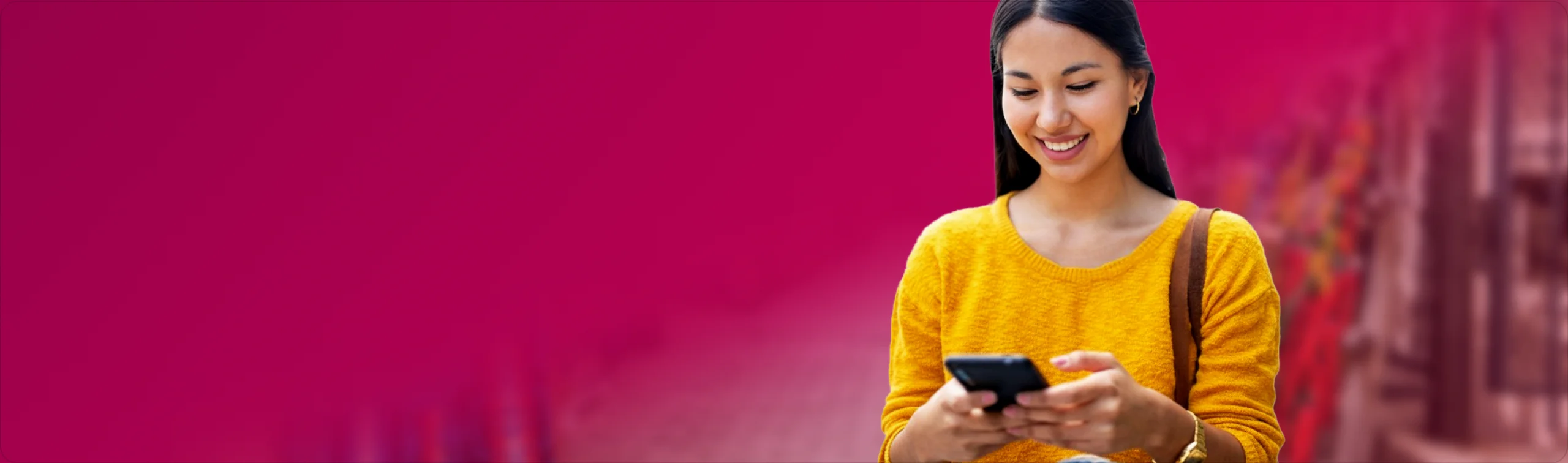 Joven sonriendo mirando móvil