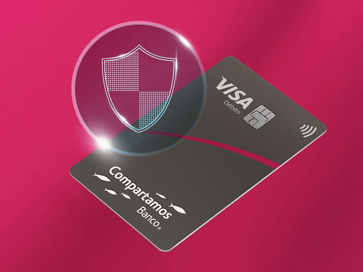 Tarjeta compartamos junto a escudo robusto