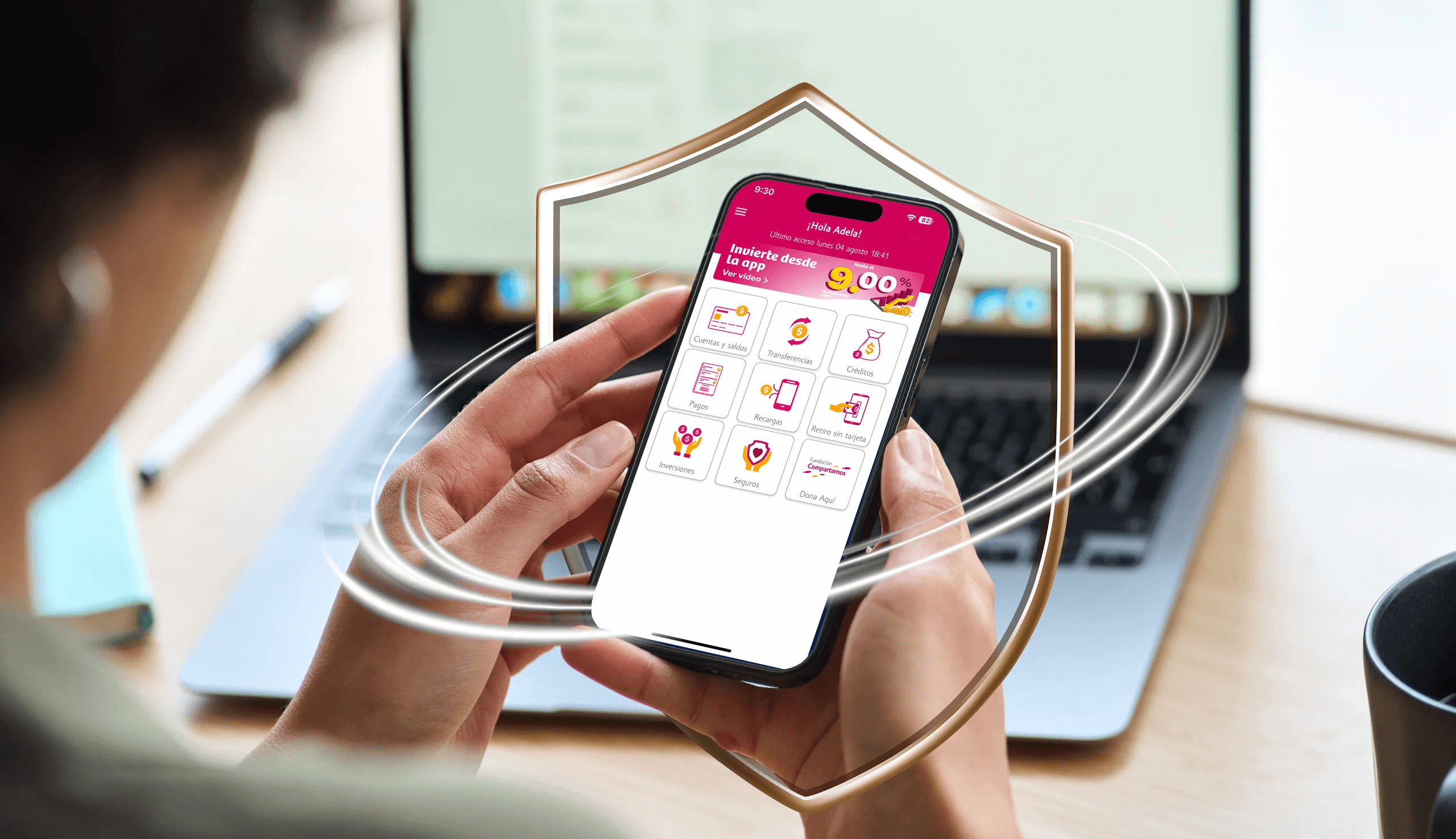 Persona sosteniendo movil con app compartamos móvil
