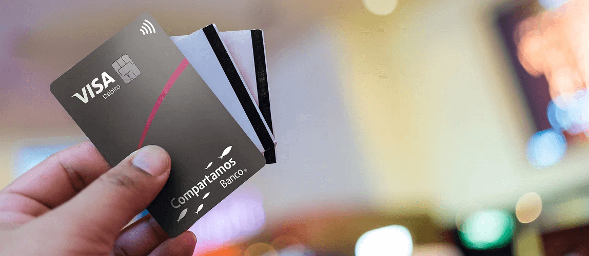 Manos sosteniendo tarjeta Compartamos Banco