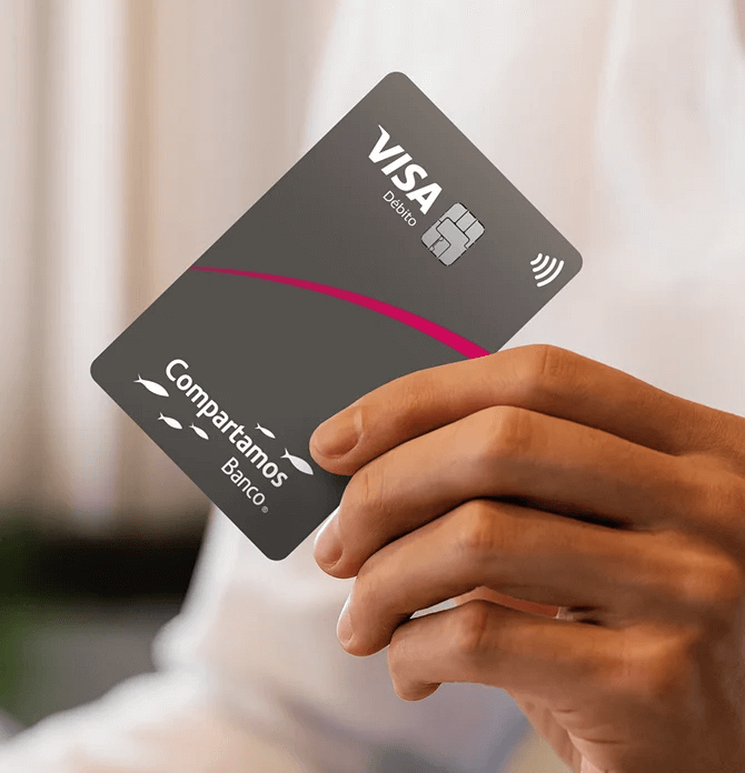 Mano sosteniendo tarjeta Compartamos Banco
