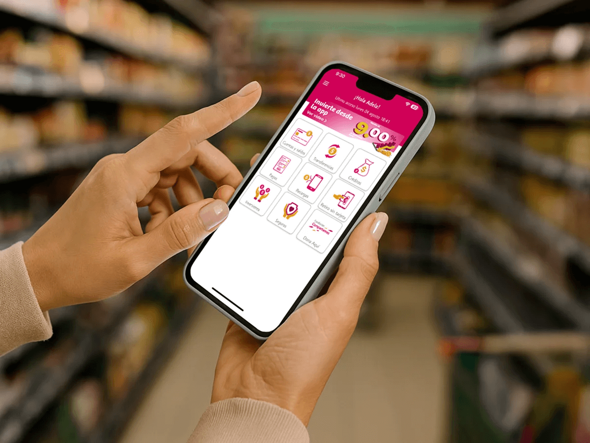 Teléfono con la app compartamos móvil 