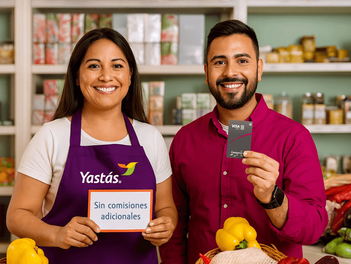 Comerciante y persona pagando con tarjeta compartamos