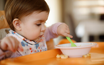 Conoce cómo empezar con la alimentación complementaria de tu bebé.