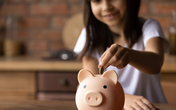 Descubre cómo puedes enseñarles a ahorrar a tus hijos.