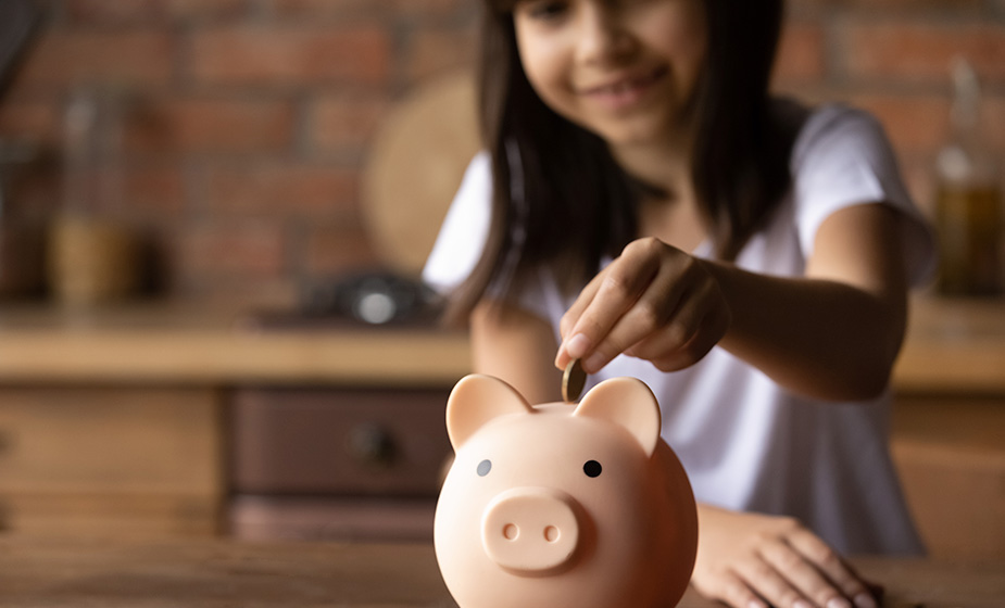 Descubre cómo puedes enseñarles a ahorrar a tus hijos.