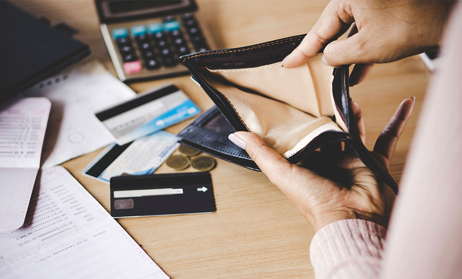 ¿Qué puedo hacer si debo mucho dinero?
