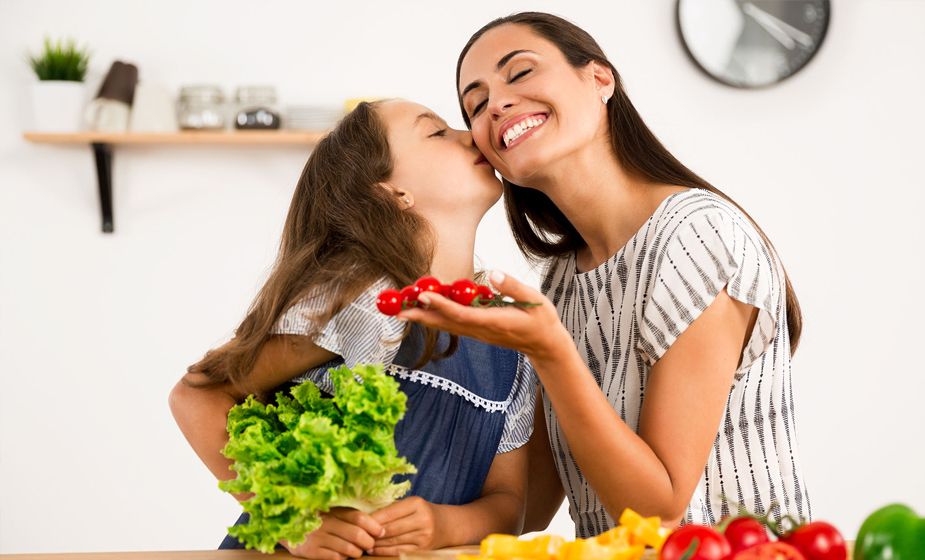 Cocinar en familia es una gran forma de enseñar y aprender valores.