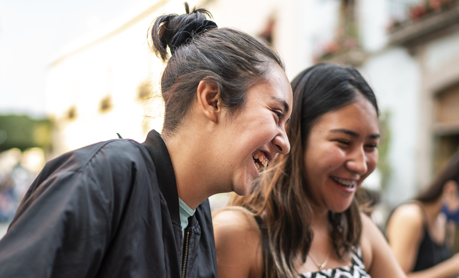¿Cuáles son las características del desarrollo social y emocional en los adolescentes?