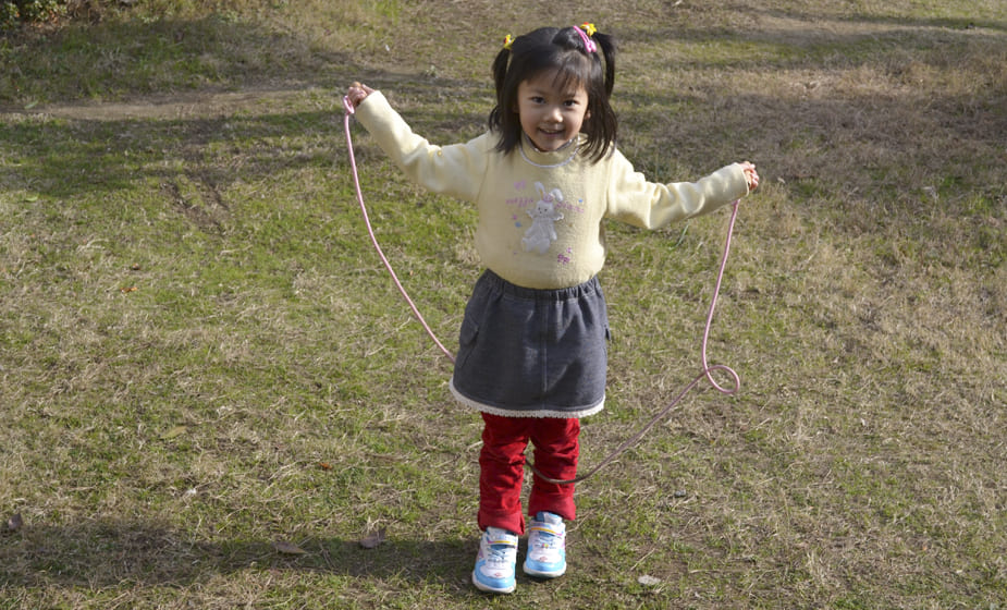 Jirafa En marcha toma una foto Beneficios de saltar la cuerda en los niños