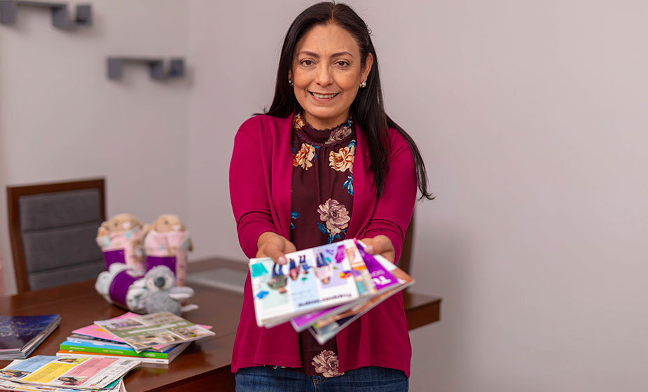 Persona vendiendo por catálogo