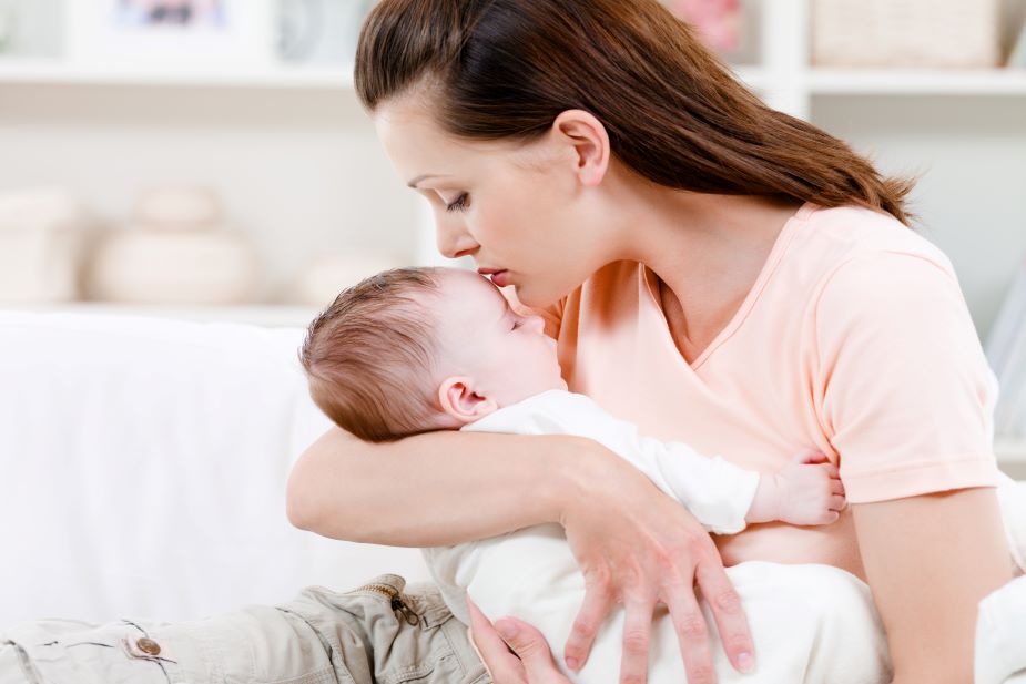 El beso de mamá es con amor y existe una conexión inmunológica.