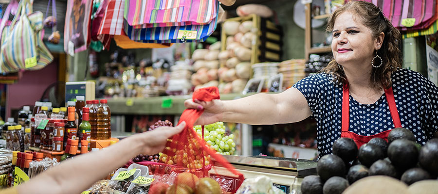 Los comercios se reconvierten para enfrentar la crisis