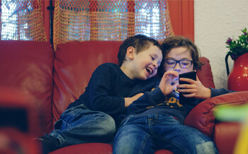 El internet es el nuevo compañero y amigo de tus hijos en todas sus actividades.