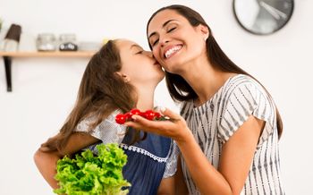 Cocinar en familia es una gran forma de enseñar y aprender valores.